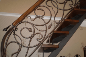 лестница прямая с коваными элементами