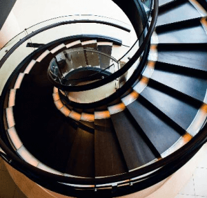 лестница винтовая с коваными элементами